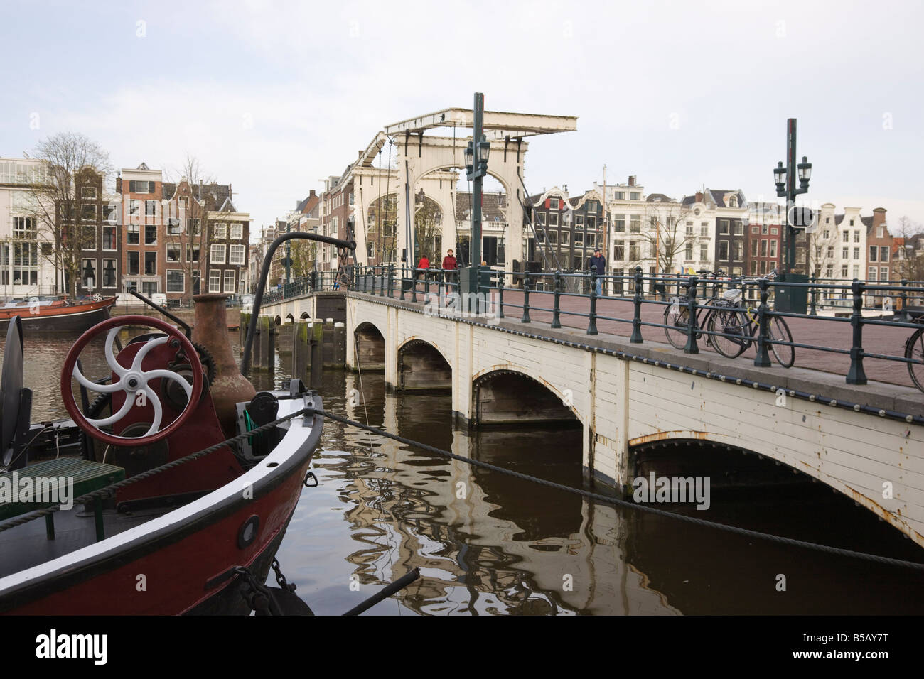 Ponte Magere, (Skinny Bridge), il fiume Amstel di Amsterdam, Paesi Bassi, Europa Foto Stock