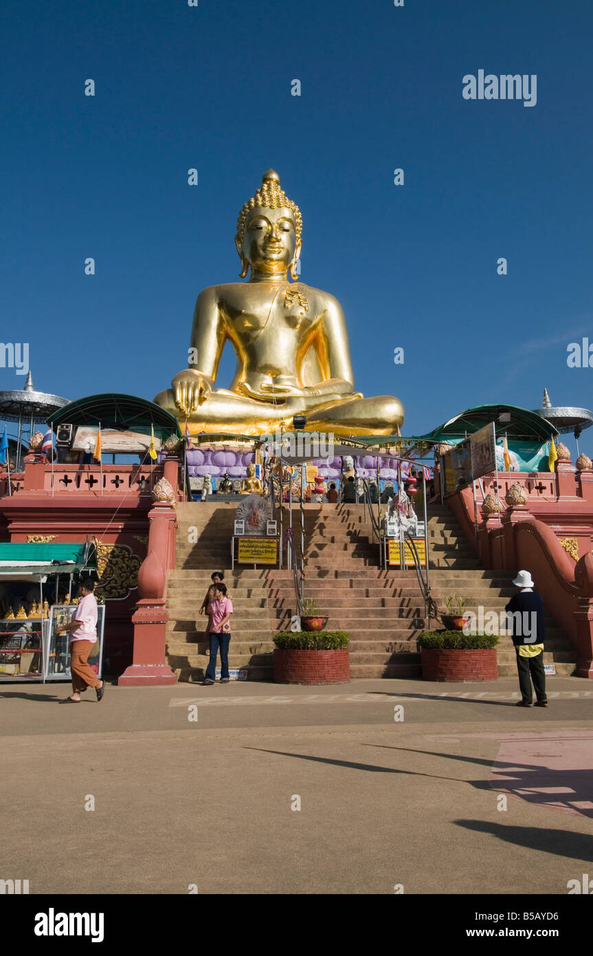 Enorme Golden Buddha a Sop Ruak, Triangolo Dorato, Thailandia, Sud-est asiatico Foto Stock