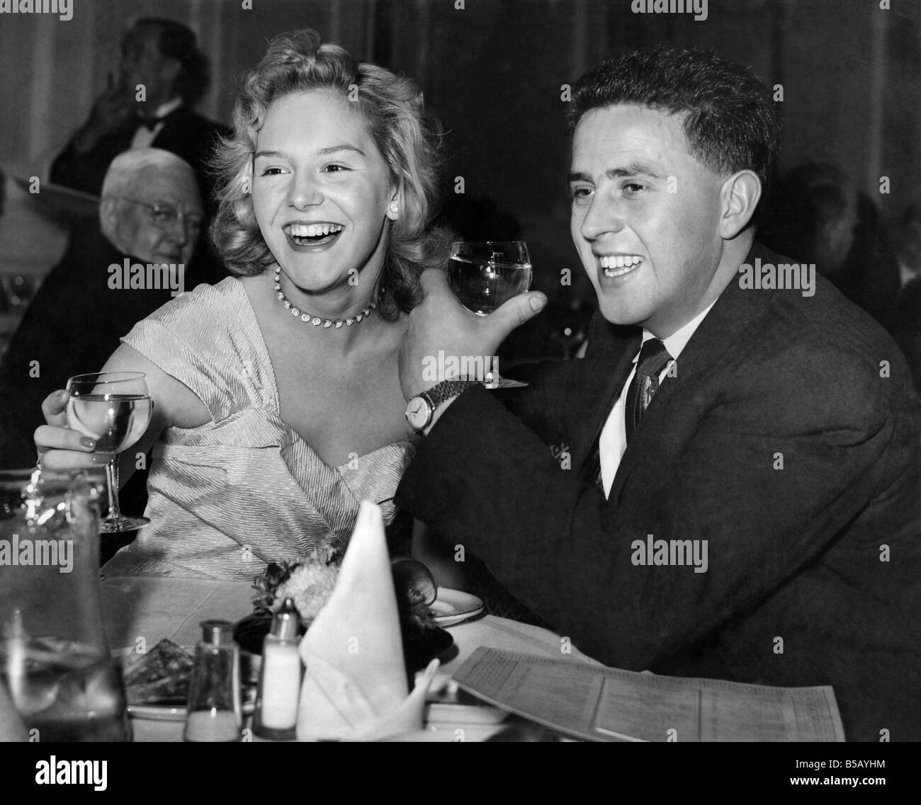 Tete-a-tete sopra il tavolo pranzo con un toast, sono il Sig. Billy Smart, Junior., e Miss Giugno Holt di Gatley, hanno pranzato assieme al Midland Hotel di Manchester. Ottobre 1956 P005921 Foto Stock