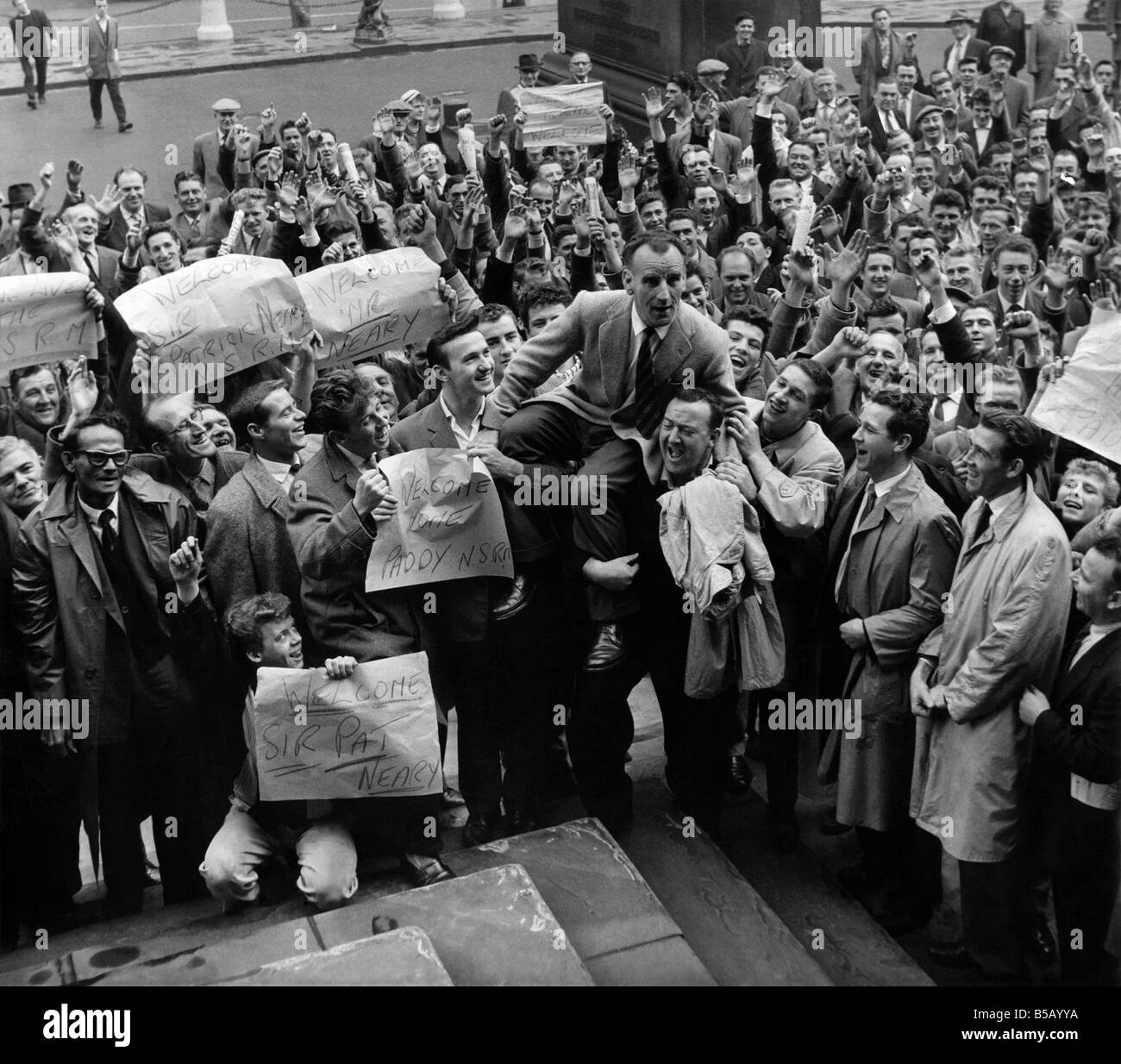 Marinai shake sciopero presidente Paddy Nearyıs mano e lo portano sulle loro spalle quando tornò a Liverpool dopo la sua prigione Foto Stock