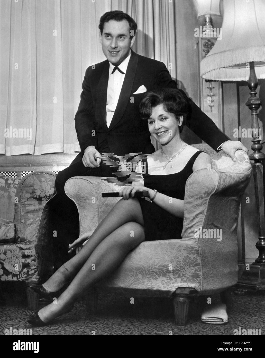 Harold Pinter vincitore di Scripwriter del premio di anno e sua moglie Viviene mercante che ha vinto il premio come migliore attrice dell'anno. Novembre 1963 P007077 Foto Stock