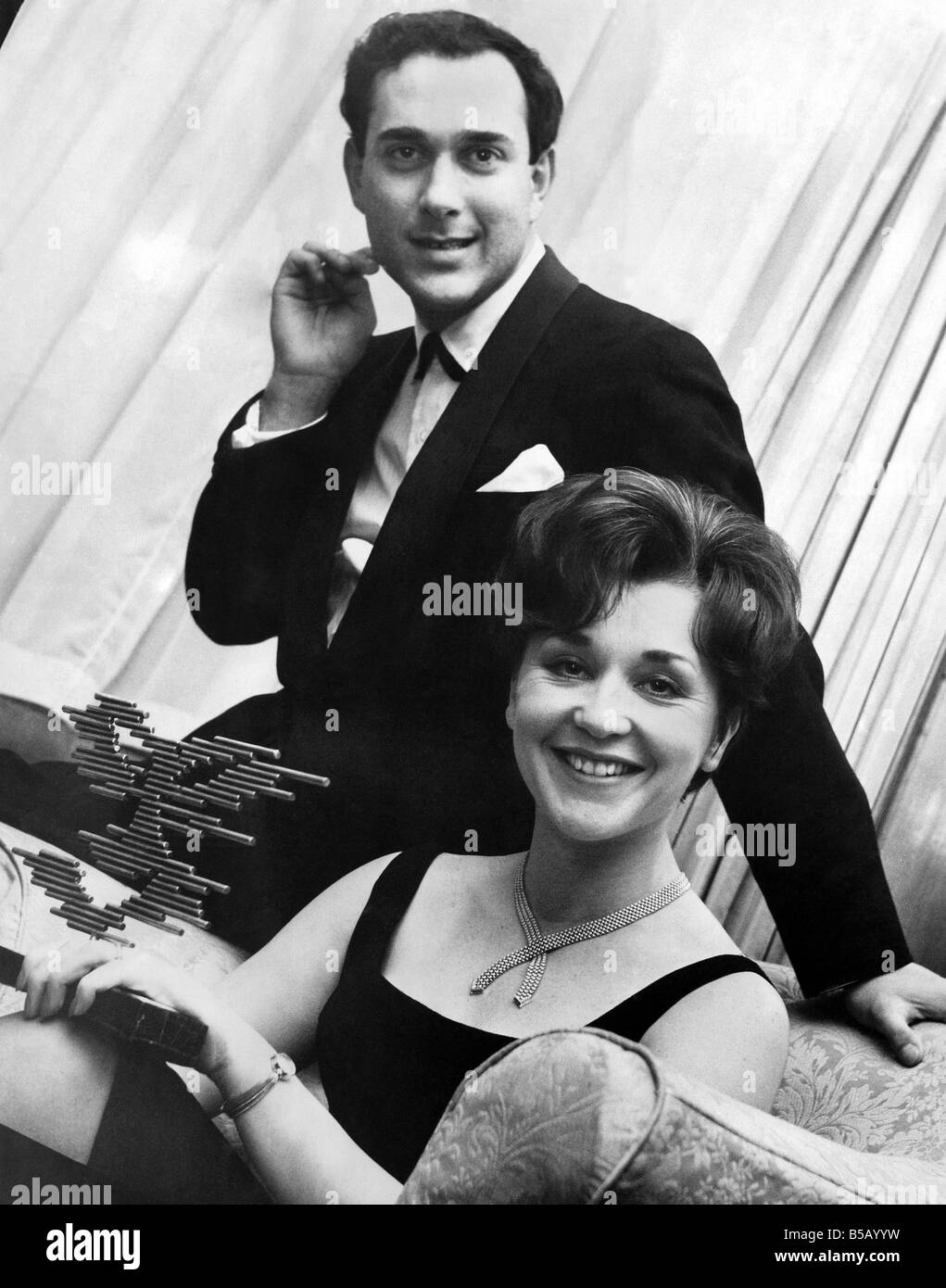 Harold Pinter vincitore di Scripwriter del premio di anno e sua moglie Viviene mercante che ha vinto il premio come migliore attrice dell'anno. Novembre 1963 P007078; Foto Stock