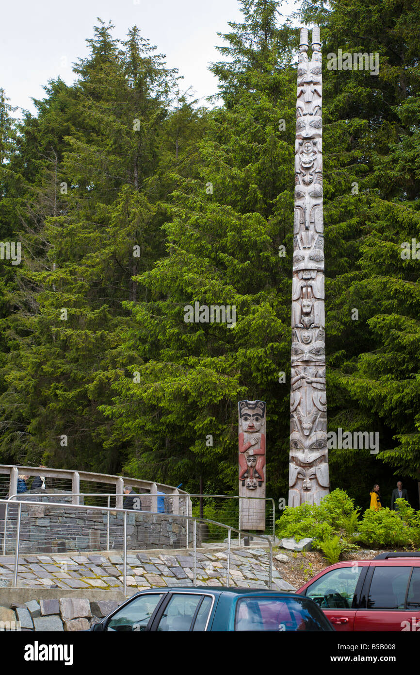 Totem vicino all entrata di Sitka National Historical Park di Sitka, Alaska Foto Stock