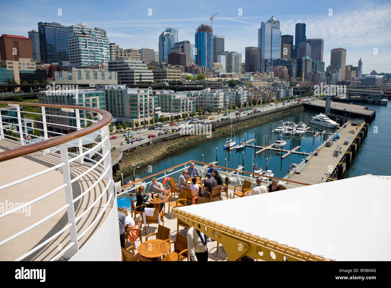 La nave di crociera passeggeri godendo il pranzo a bordo di una nave mentre è inserito in Seattle, Washington Foto Stock