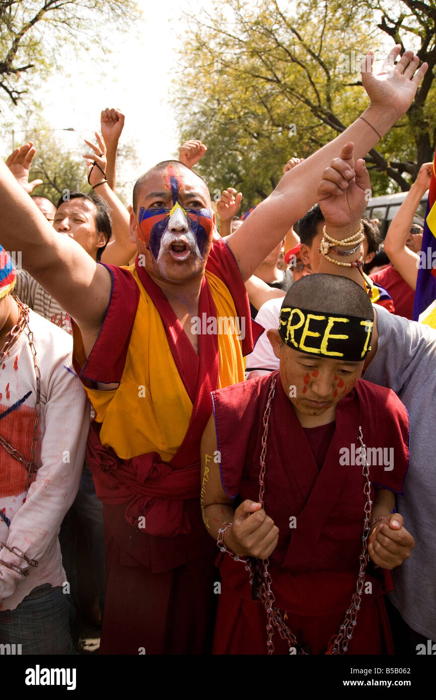 Il Tibetano manifestanti radunati in Free Tibet demostrations in Janpath, New Delhi, per contrassegnare il lunedì nero nel marzo 2008. Foto Stock