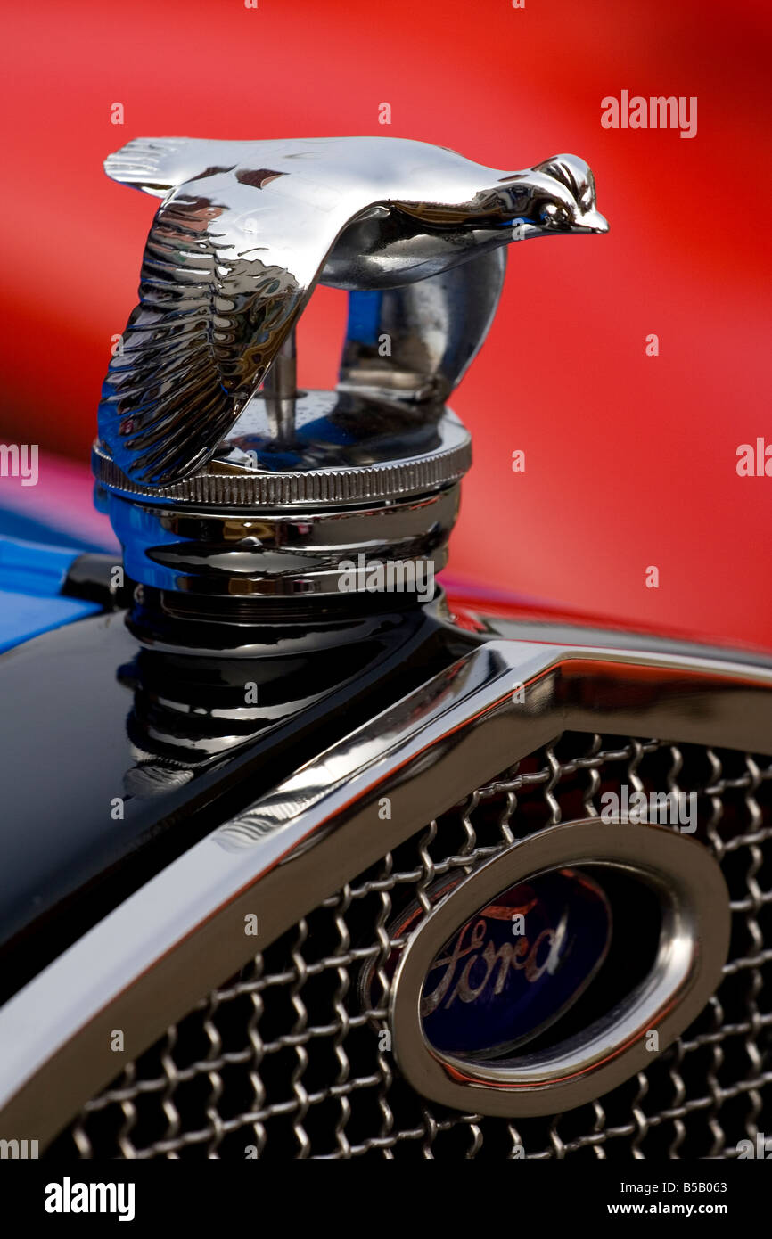 Cappa Ford ornamento o mascotte o il tappo del radiatore presso antique car show Foto Stock