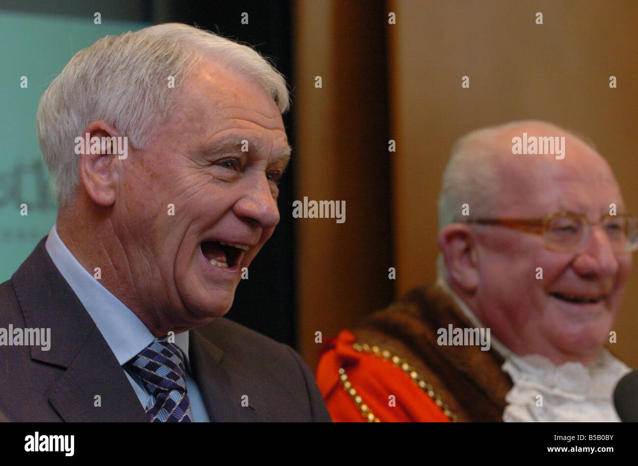 Lib ex Newcastle United boss Sir Bobby Robson riceve la libertà di Newcastle in occasione di una cerimonia che si terrà a Newcastle Civic Center 2 Marzo 2005 signore sindaco George Douglas Foto Stock