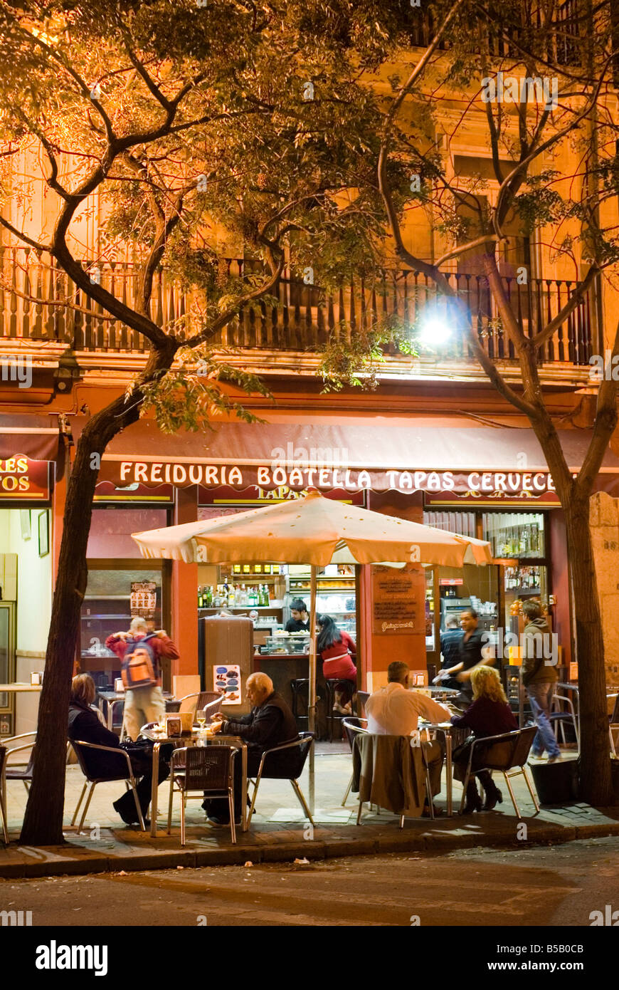 La gente seduta al di fuori di un tapas bar nel centro storico di El Carmen centro di Valencia Spagna Foto Stock
