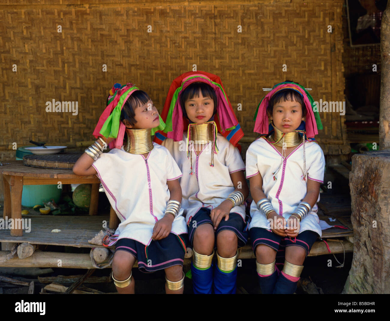 Collo lungo le ragazze tribù Paduang Maehongson Thailandia C Boonsom Foto Stock