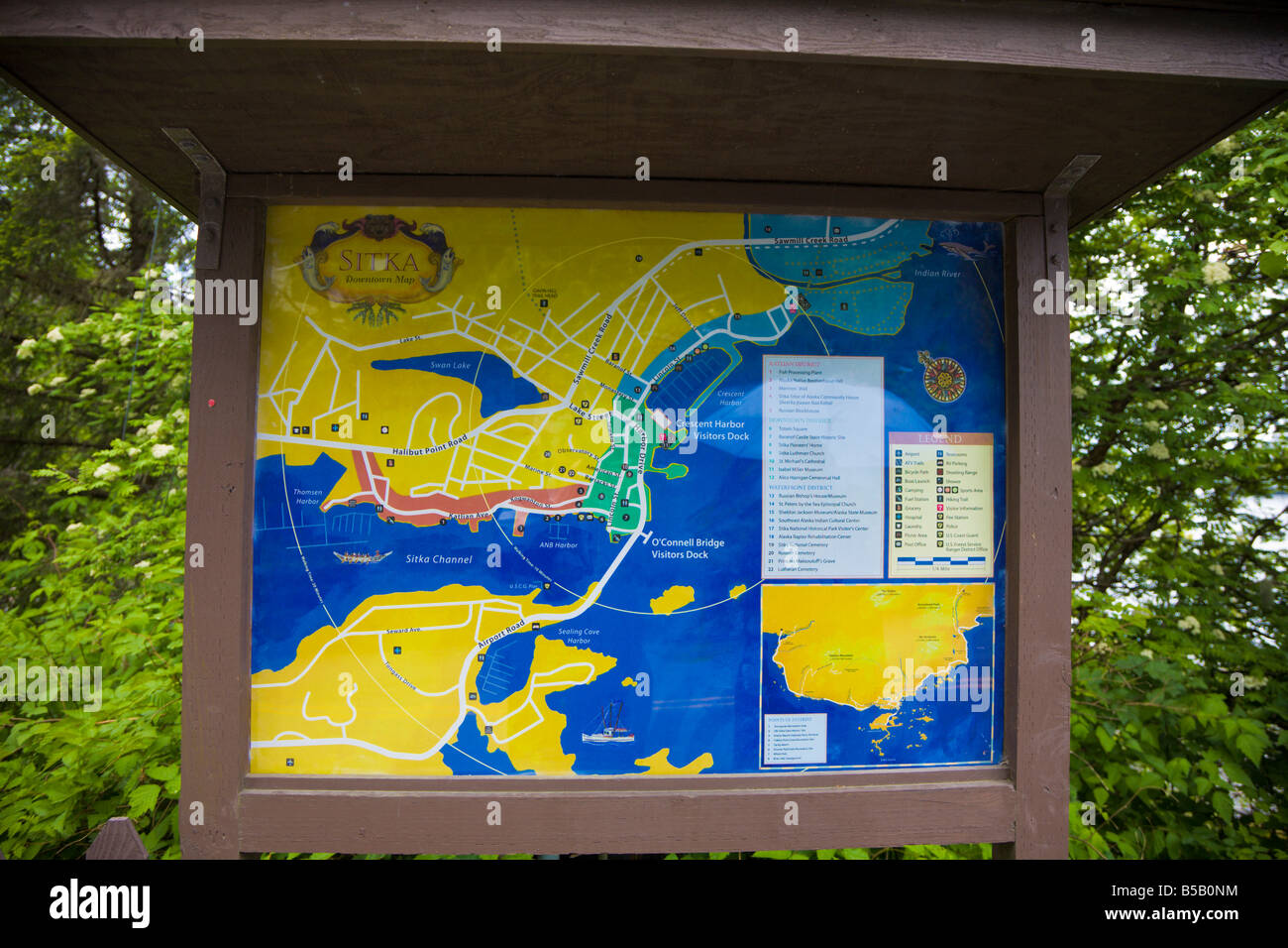 Mappa ed elenco delle città di Sitka, Alaska postato su strada per i turisti per trovare il loro senso intorno alla città Foto Stock