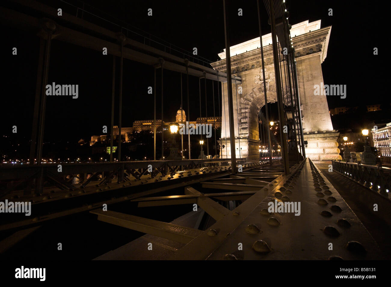 Il Ponte della Catena illuminata di notte, Budapest, Ungheria Foto Stock