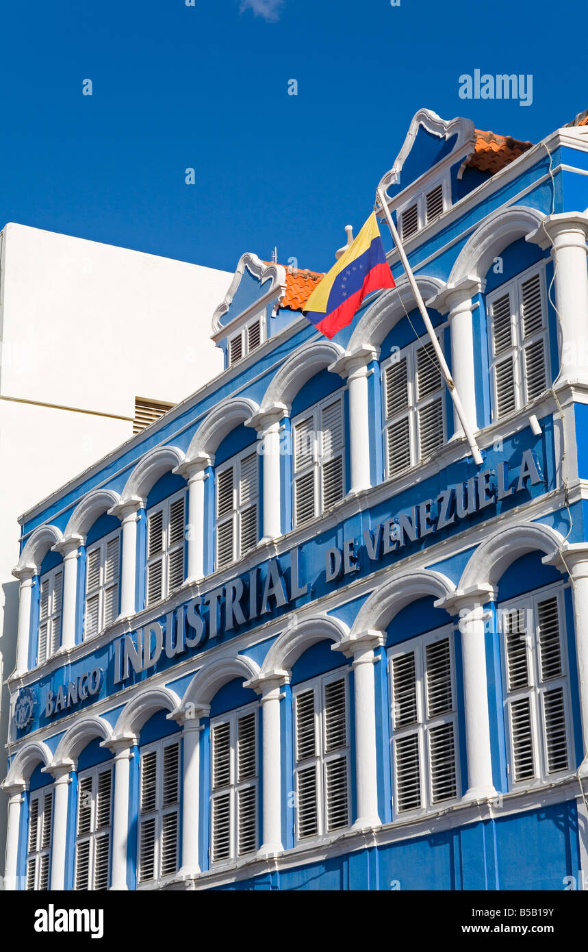 Il banco Industrial de Venezuela su Handelskade, quartiere di Punda, Willemstad, Curacao, Antille olandesi, dei Caraibi Foto Stock