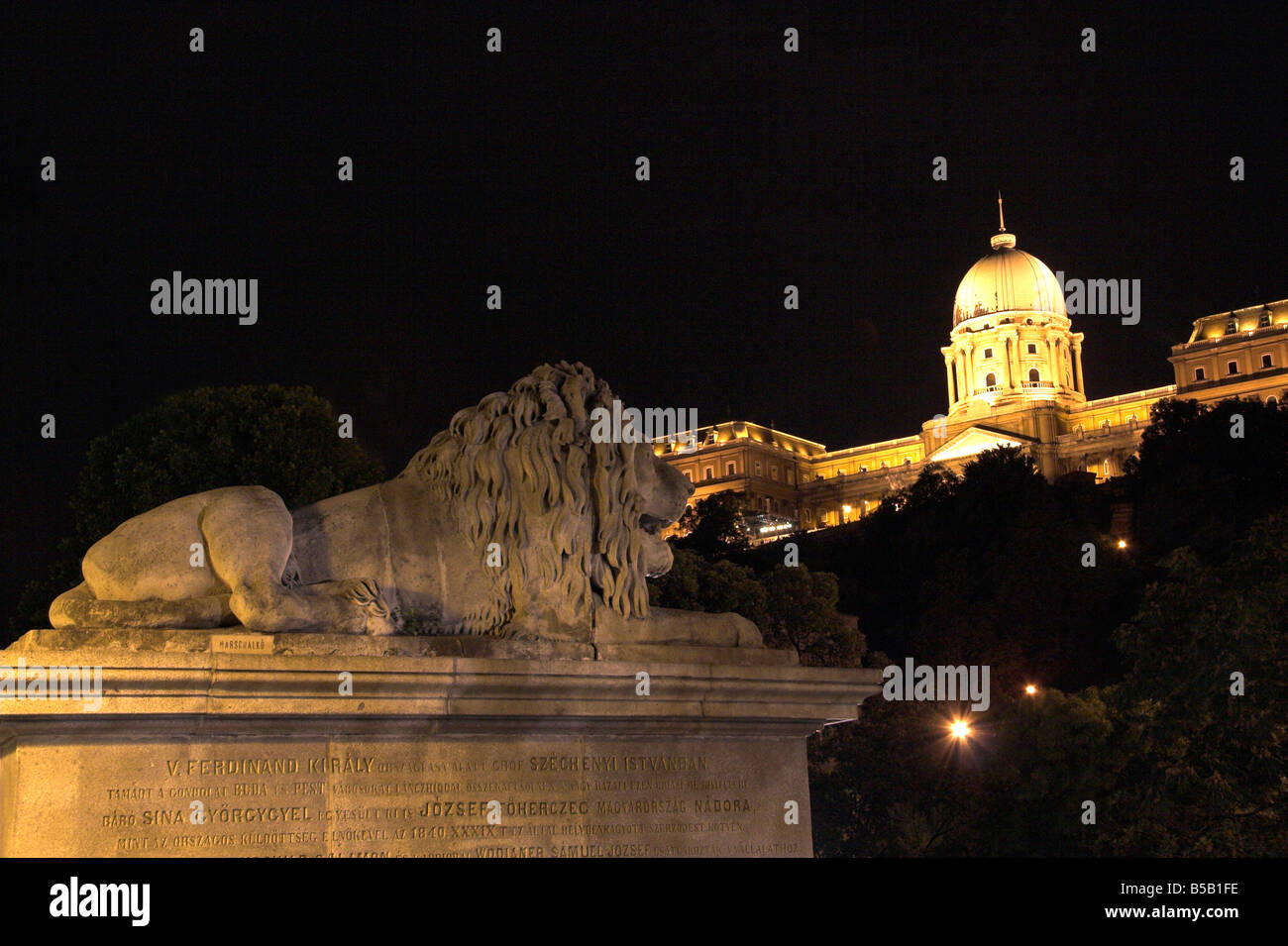 Custode lion statua, il Ponte della Catena, Budapest, Ungheria Foto Stock