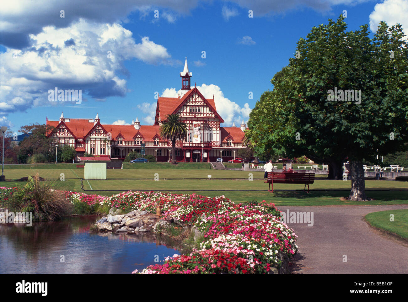 Giardini di fronte alla Bath House Museum di Rotorua, Isola del nord, Nuova Zelanda, Pacific Foto Stock