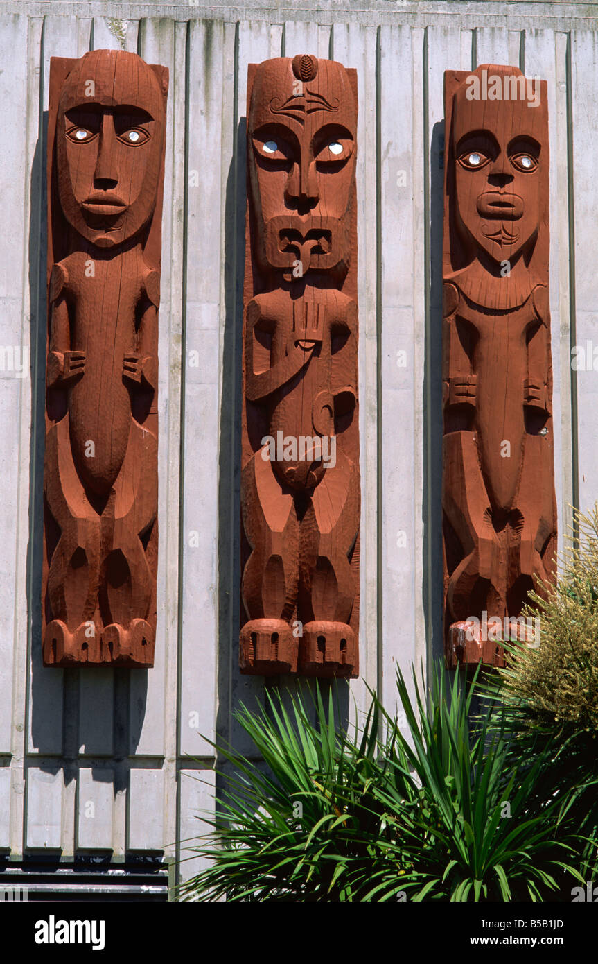 Le sculture Maori, la piazza principale di Palmerston North, Isola del nord, Nuova Zelanda, Pacific Foto Stock