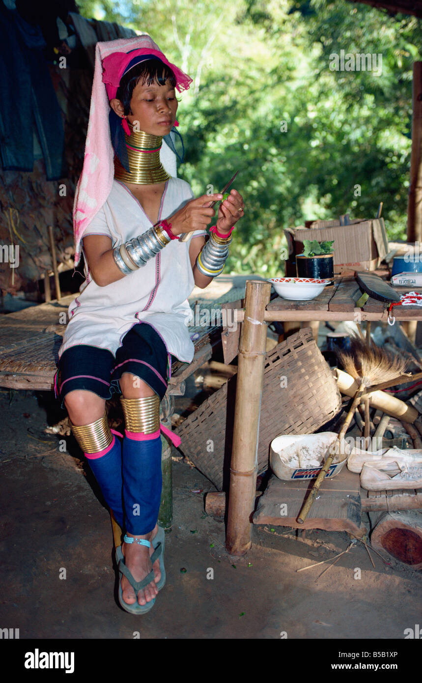 Lunga donna a collo alto preparare del cibo su Thai Burma Border in Thailandia Asia G Corrigan Foto Stock