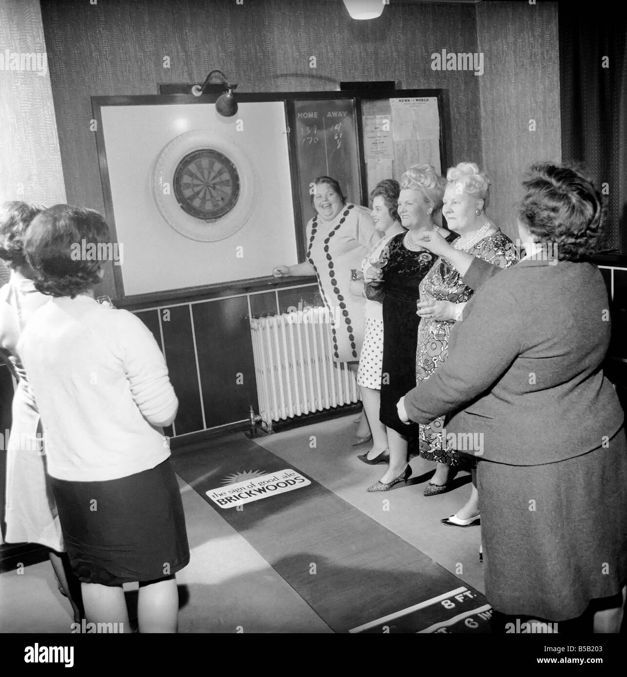 I membri del Southampton Fat Ladies Club si riuniscono per la loro riunione settimanale. Le donne sanno come divertirsi afterr il CI Foto Stock