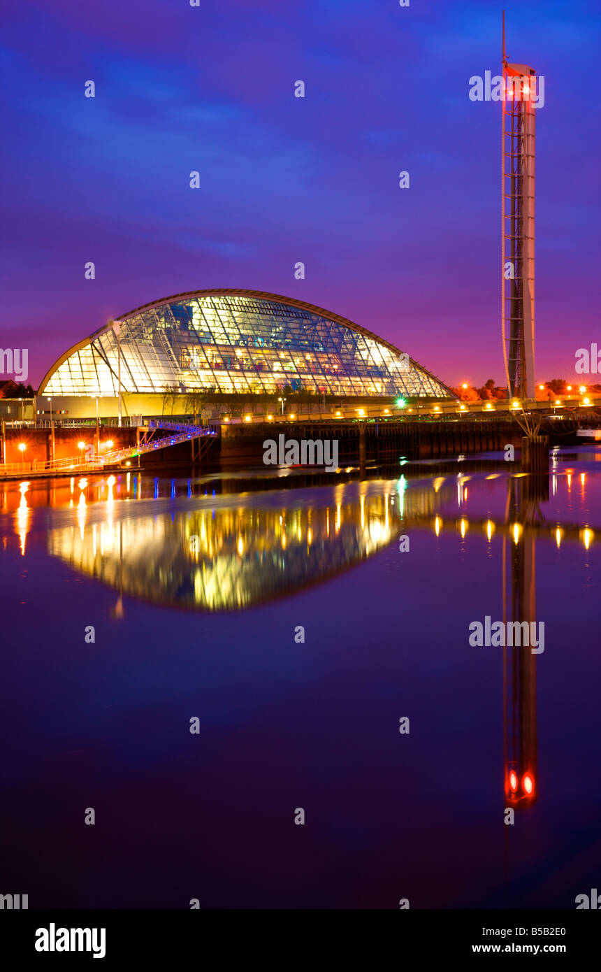 Il Glasgow Science Center edifici sul fiume Clyde come Dawn Foto Stock