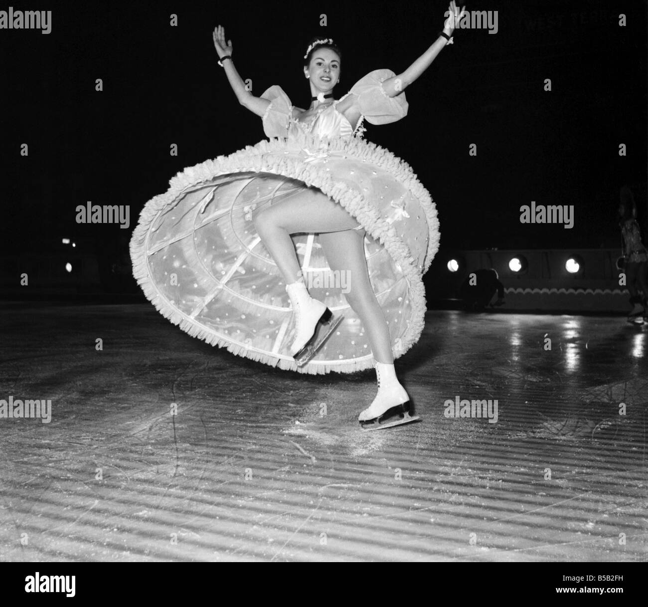 I pattinatori in costume per il holiday on ice show a Wembley. 1957 Foto Stock