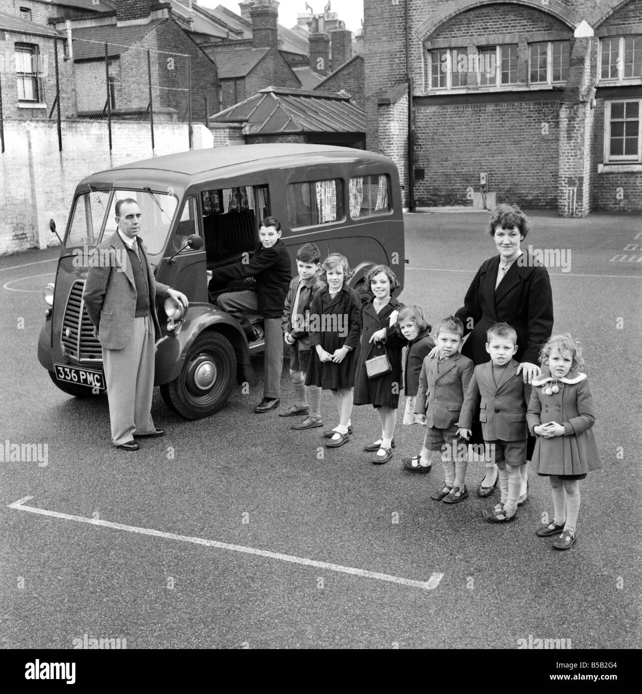 Trasporto: inizio monovolume: il sig. orzo visto qui con i convertiti van ha fatto in un mini bus così che lui e i suoi otto figli possono viaggiare insieme. 1957 Foto Stock