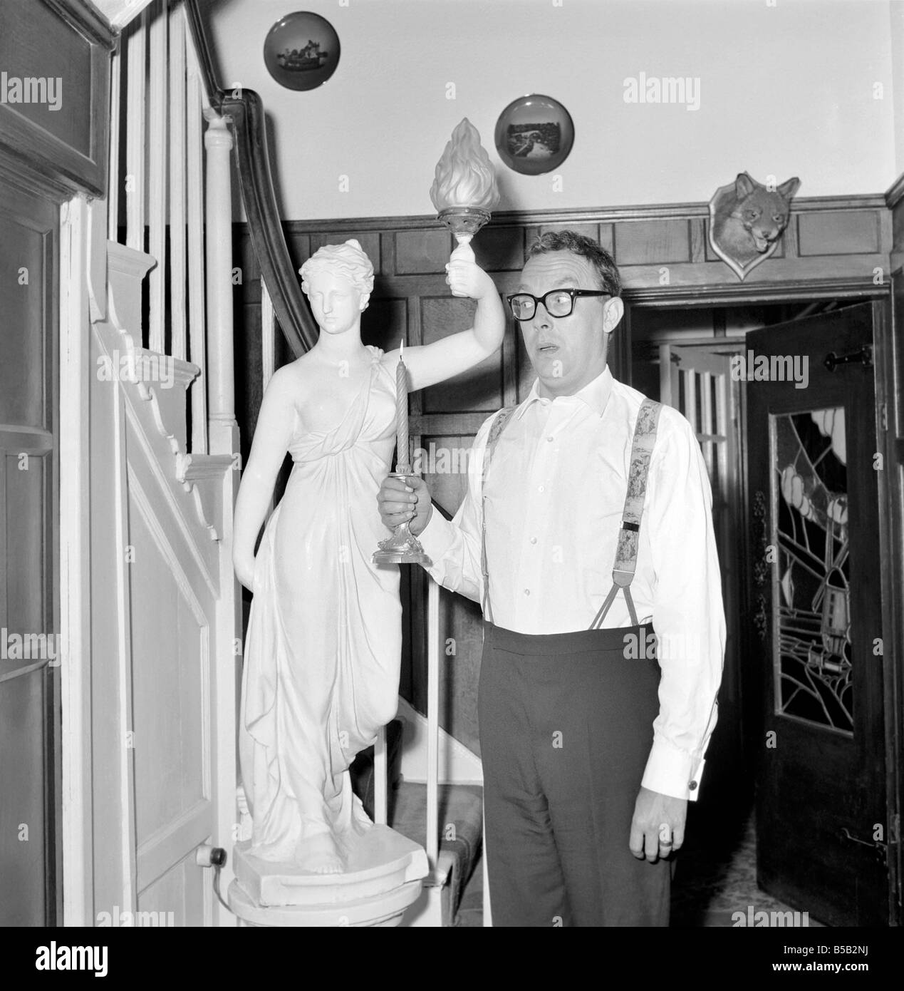 Eric Morecambe visto qui a casa. 1963 Foto Stock