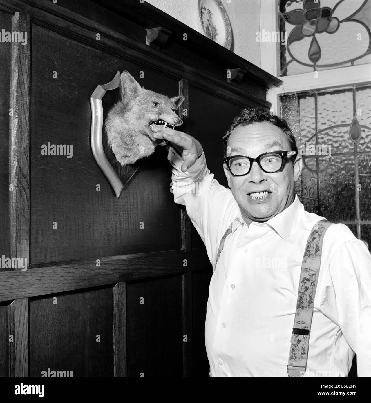 Eric Morecambe visto qui a casa. 1963 Foto Stock
