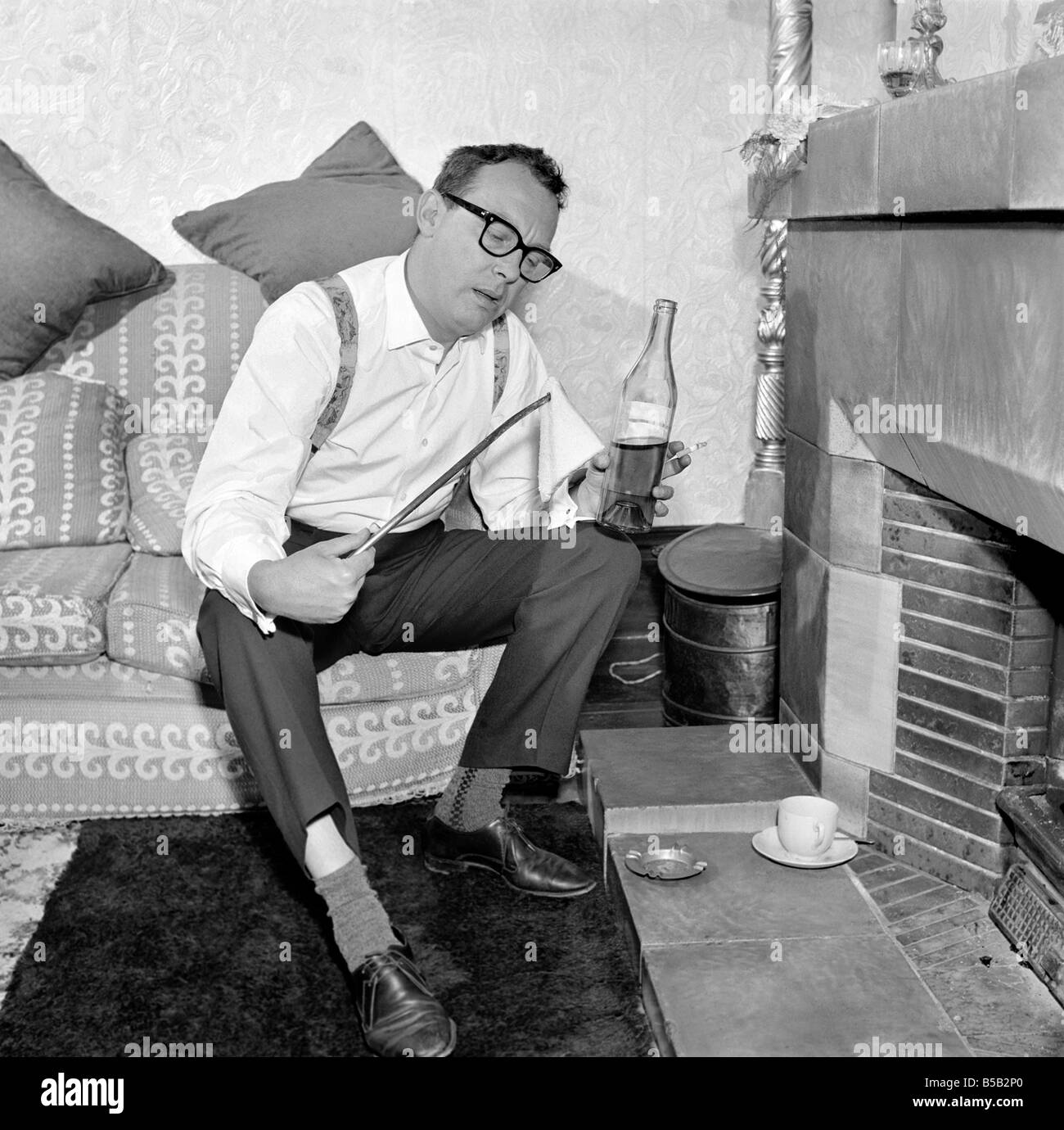 Eric Morecambe visto qui a casa. 1963 Foto Stock