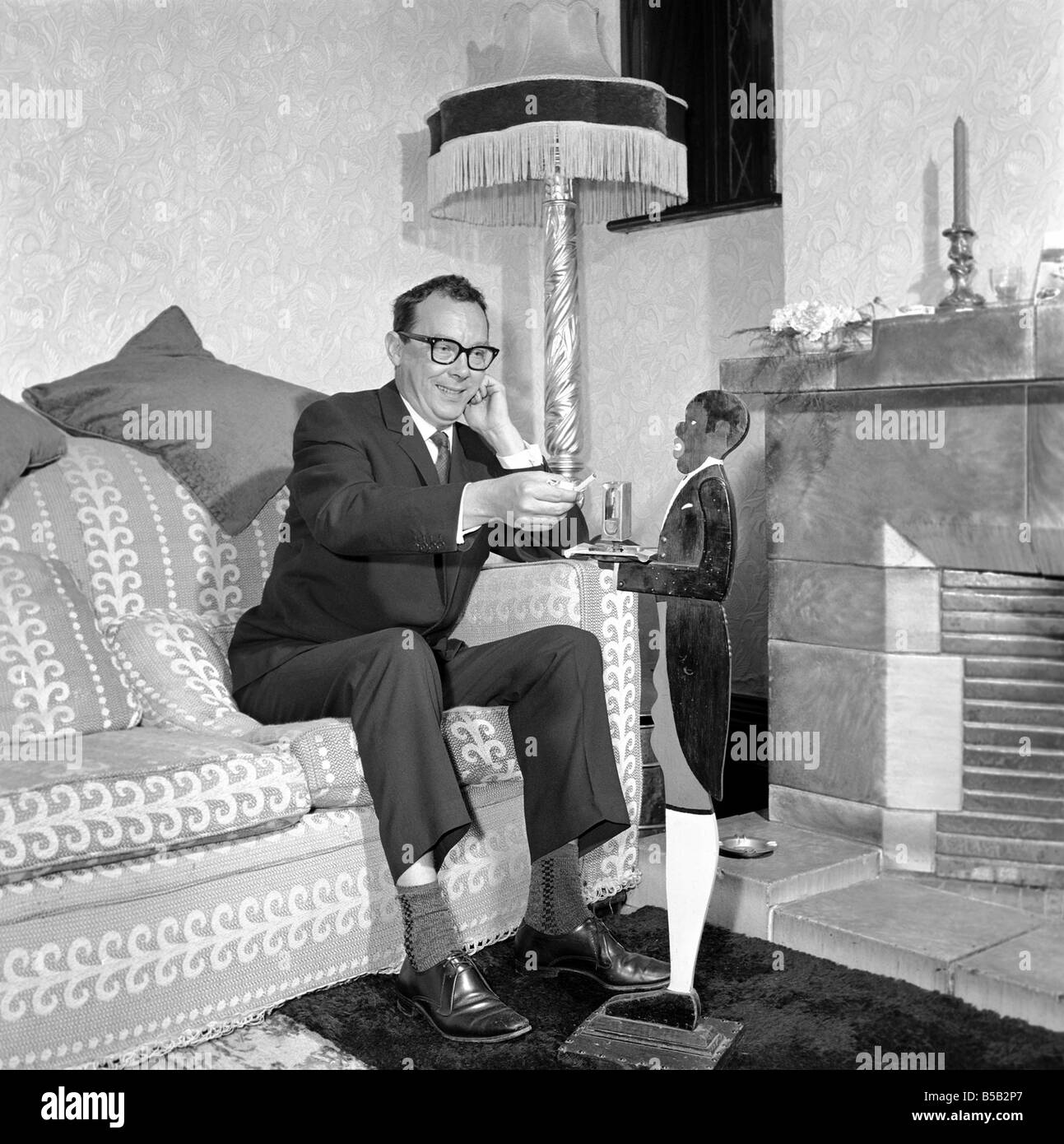 Eric Morecambe visto qui a casa. 1963 Foto Stock