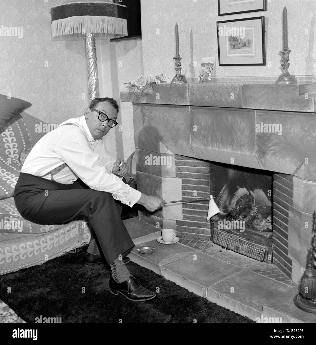 Eric Morecambe visto qui a casa. 1963 Foto Stock