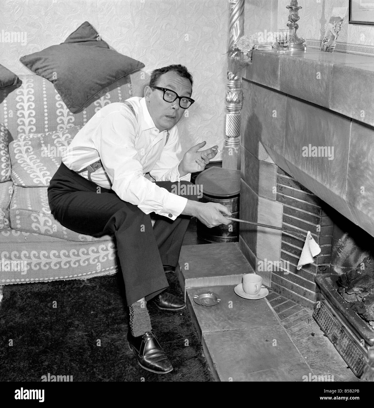 Eric Morecambe visto qui a casa. 1963 Foto Stock