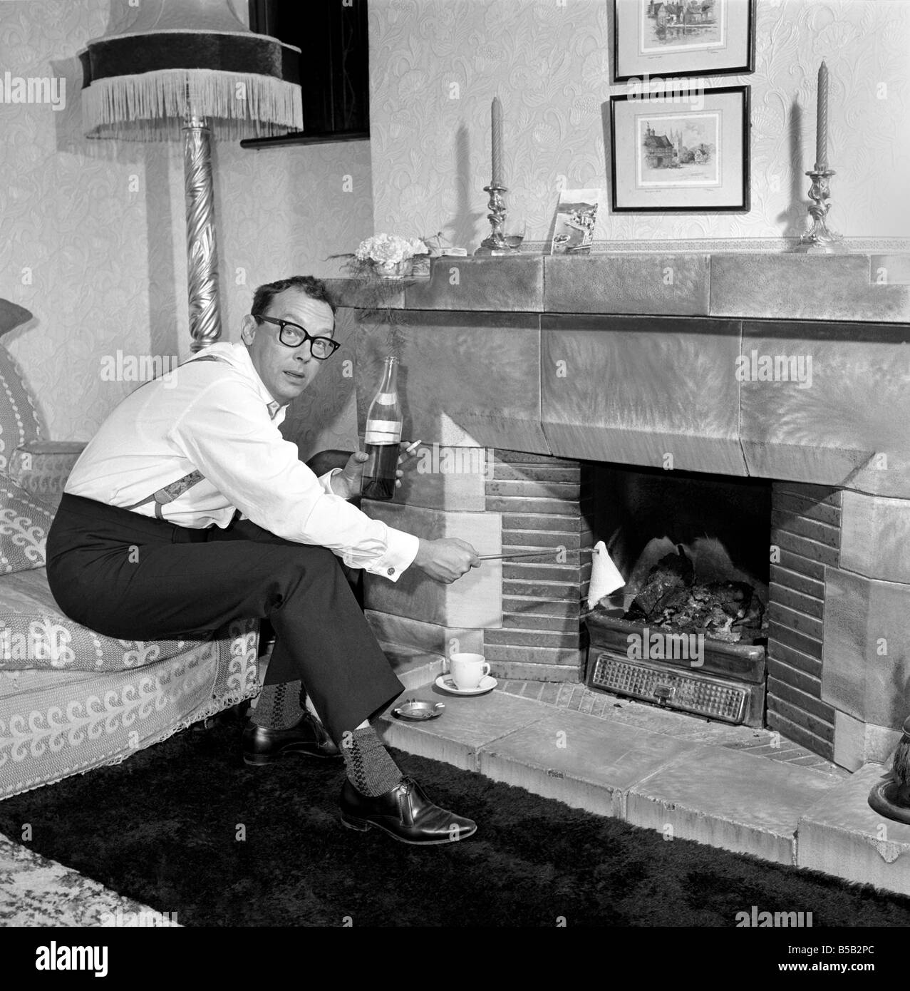 Eric Morecambe visto qui a casa. 1963 Foto Stock