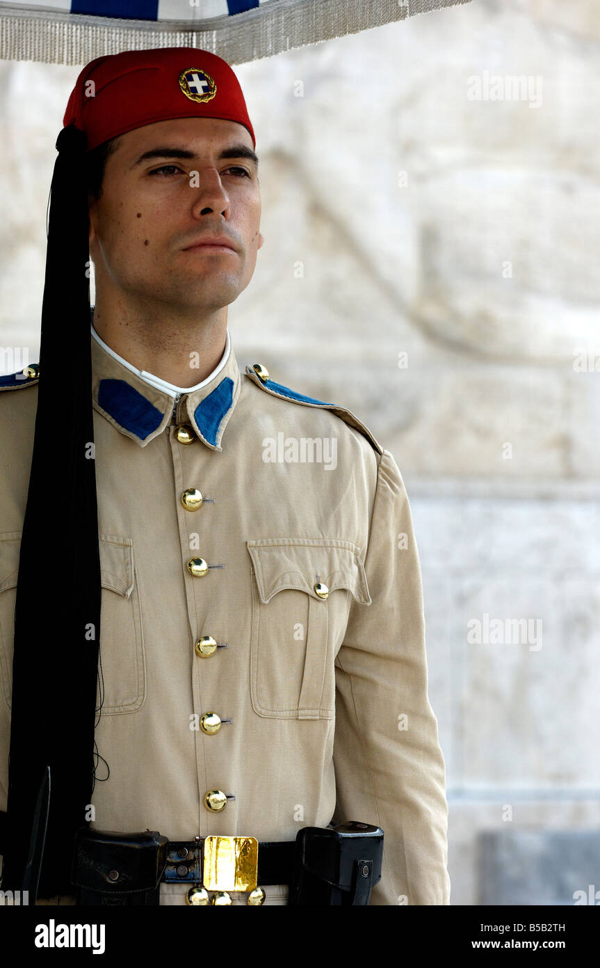 Tradizionalmente condita soldato, un Evzone, gaurding il parlamento greco ad Atene. Foto Stock