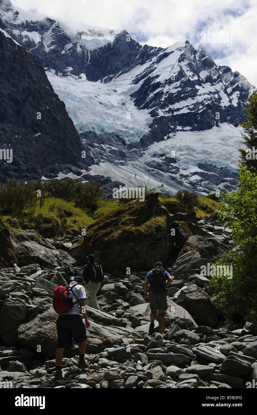 Gli escursionisti si avvicinano Rob Roy ghiacciaio, montare gli aspiranti National Park, Otago, South Island, in Nuova Zelanda, Pacific Foto Stock