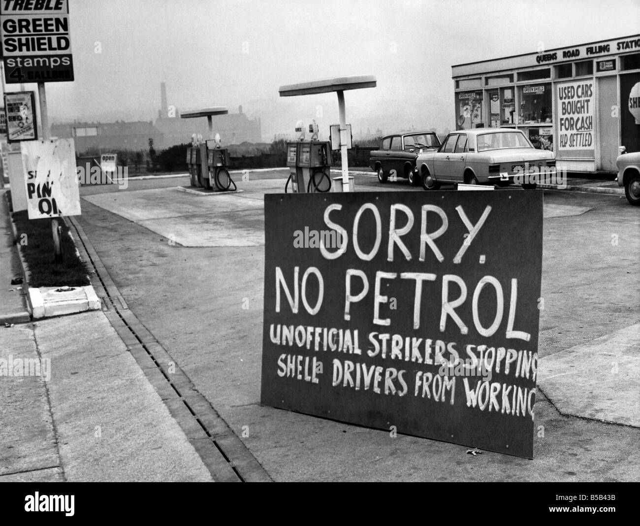 Trafford Park stazione di servizio visualizza il 'No benzina " segno dopo gli scioperi dei lavoratori ha impedito i driver da erogare il carburante per il garage piazzali. • Ottobre 1968 Foto Stock