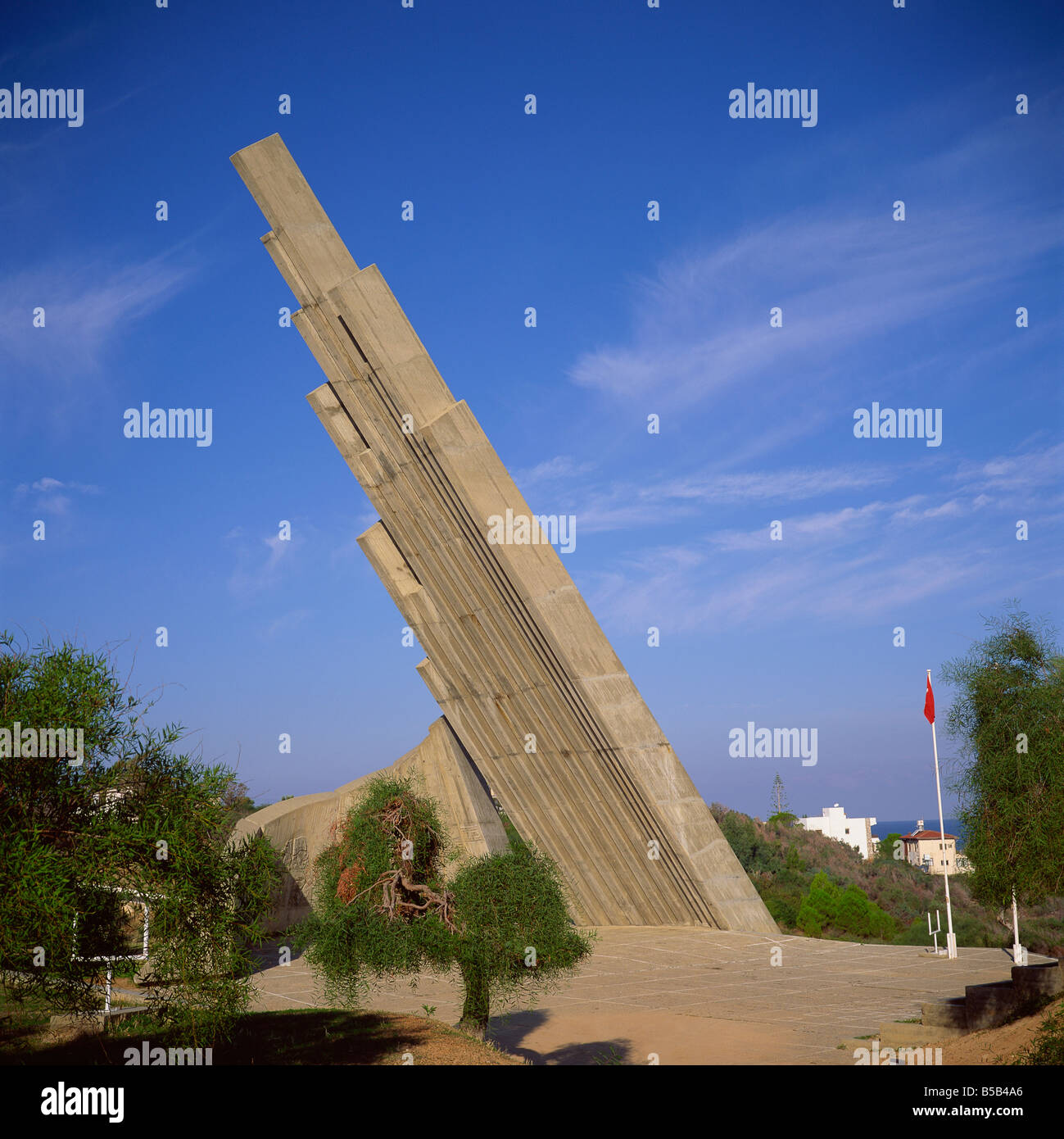 Il monumento della vittoria sul sito di atterraggio turco il 20 luglio 1974, Karaoglanoglu, Kyrenia, la parte settentrionale di Cipro, Cipro, Europa Foto Stock