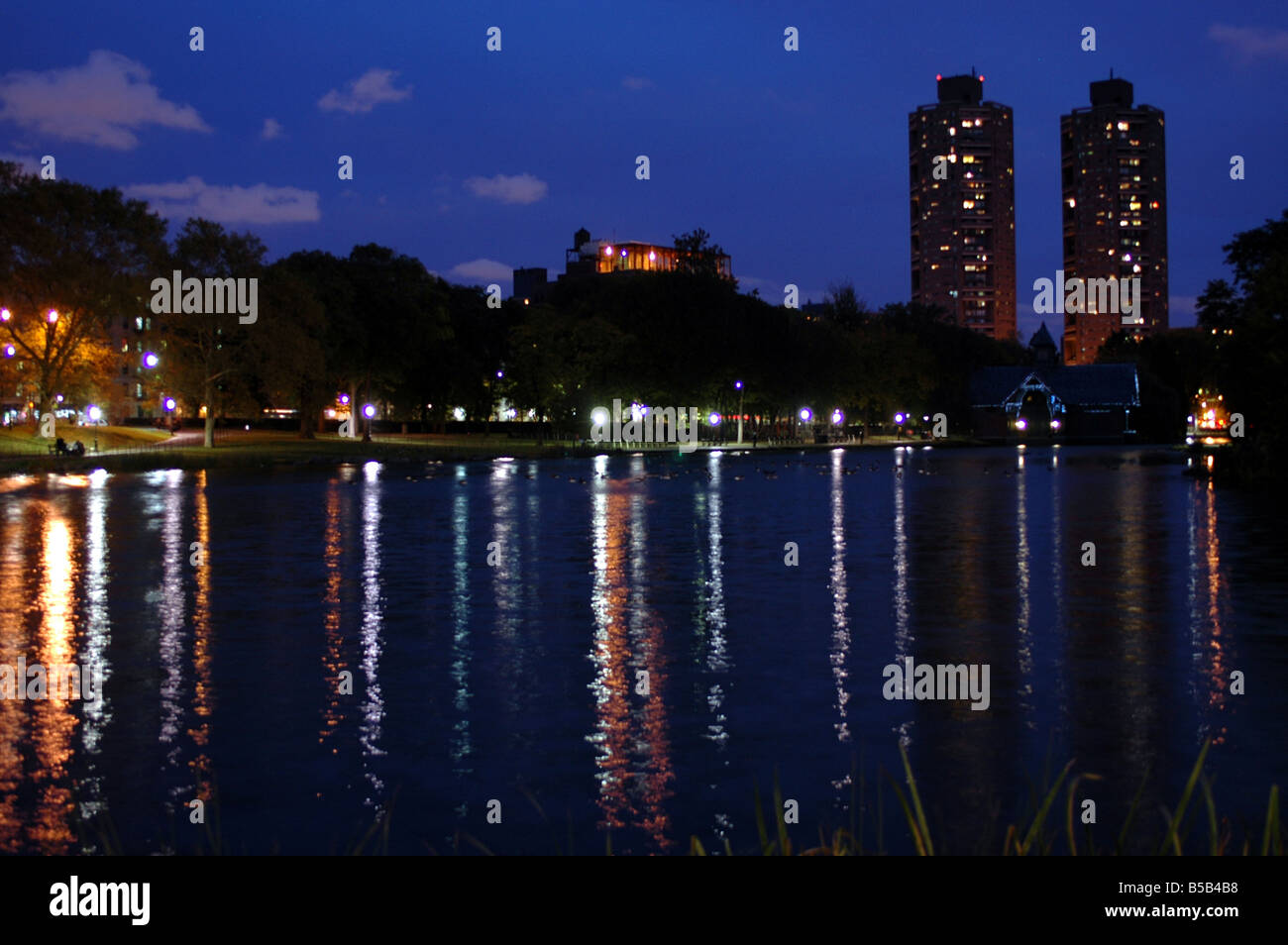 La riflessione della Dana Discovery Centre e il patrimonio di Central Park a nord durante il crepuscolo Foto Stock