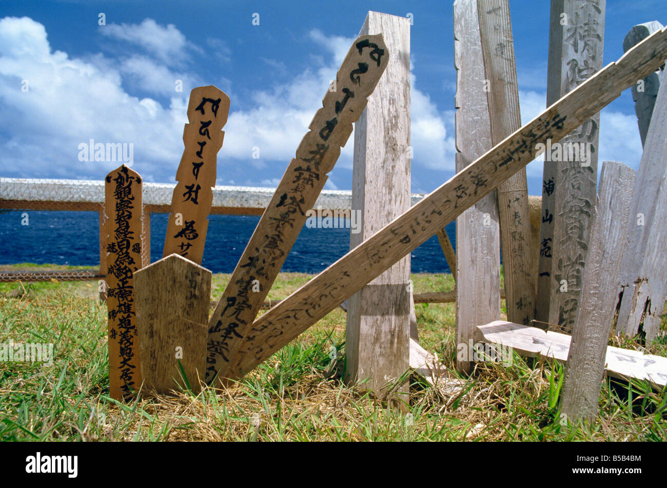 Memoriali in legno di guerra giapponesi da morti durante la seconda guerra mondiale sulla isola di Saipan Isole del Pacifico Foto Stock