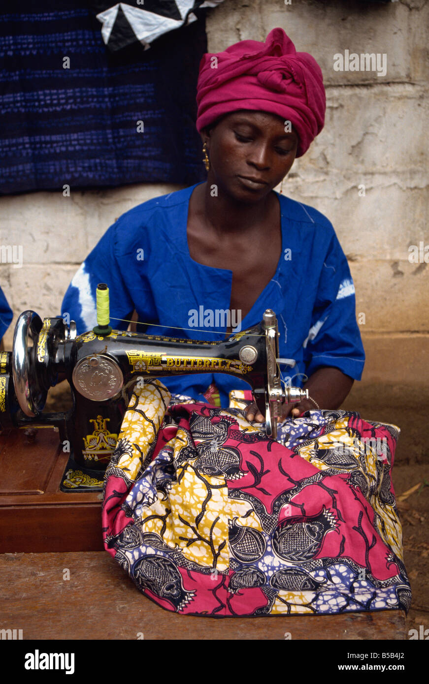 Le donne del villaggio di gruppo che rende i vestiti, Gambia, Africa occidentale, Africa Foto Stock