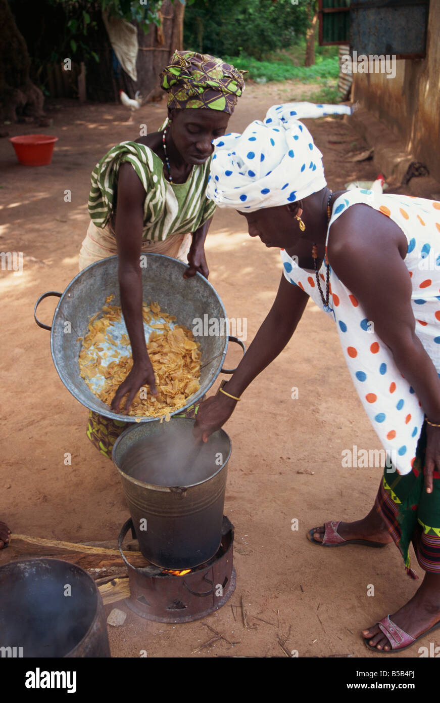 Donne cottura della zuppa Gambia Africa L TAYLOR Foto Stock
