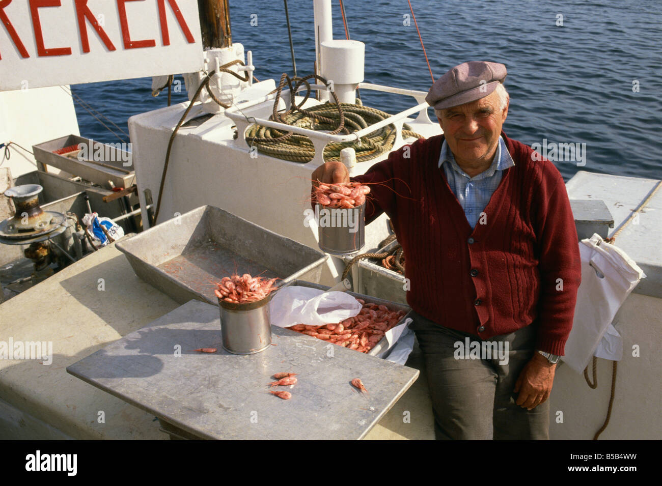 Gamberetti venditore sulla sua barca nel porto Kristiansund Norvegia Scandinavia Europa Foto Stock
