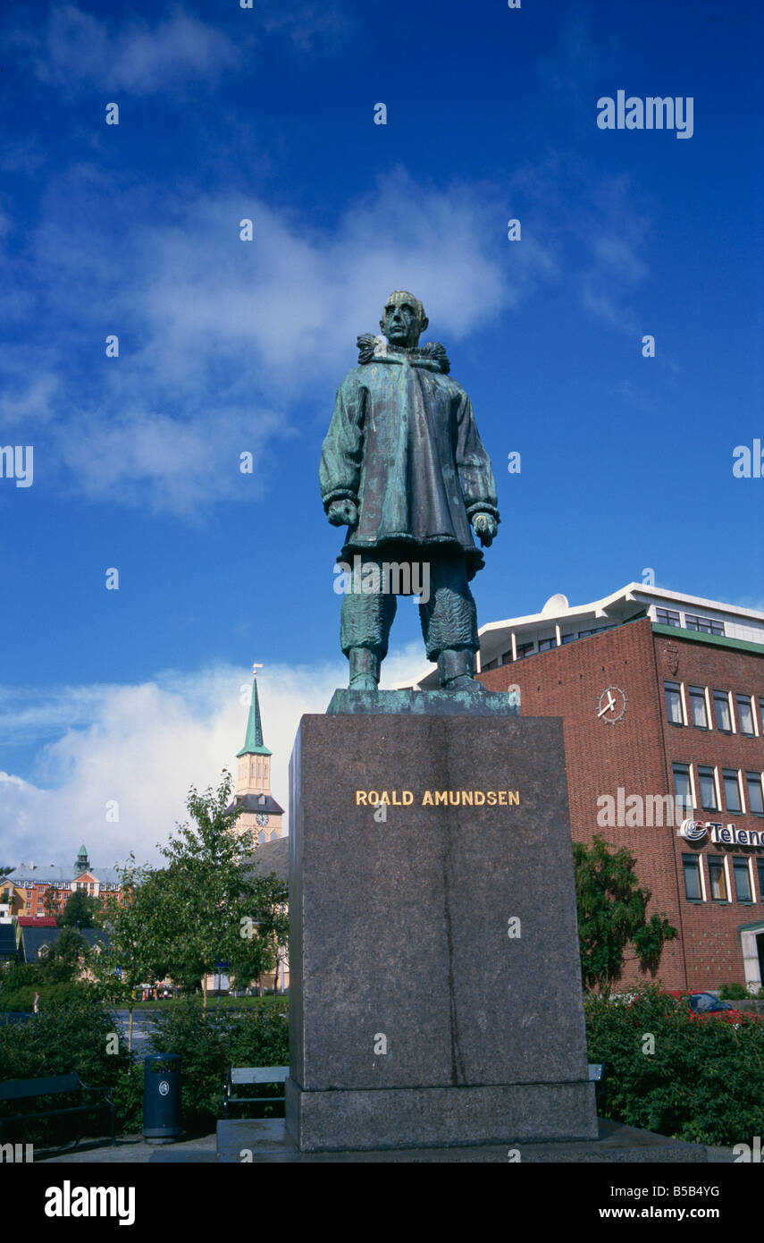 Statua di Roald Amundsen prima di raggiungere il Polo Sud Tromso Norvegia Scandinavia Europa Foto Stock