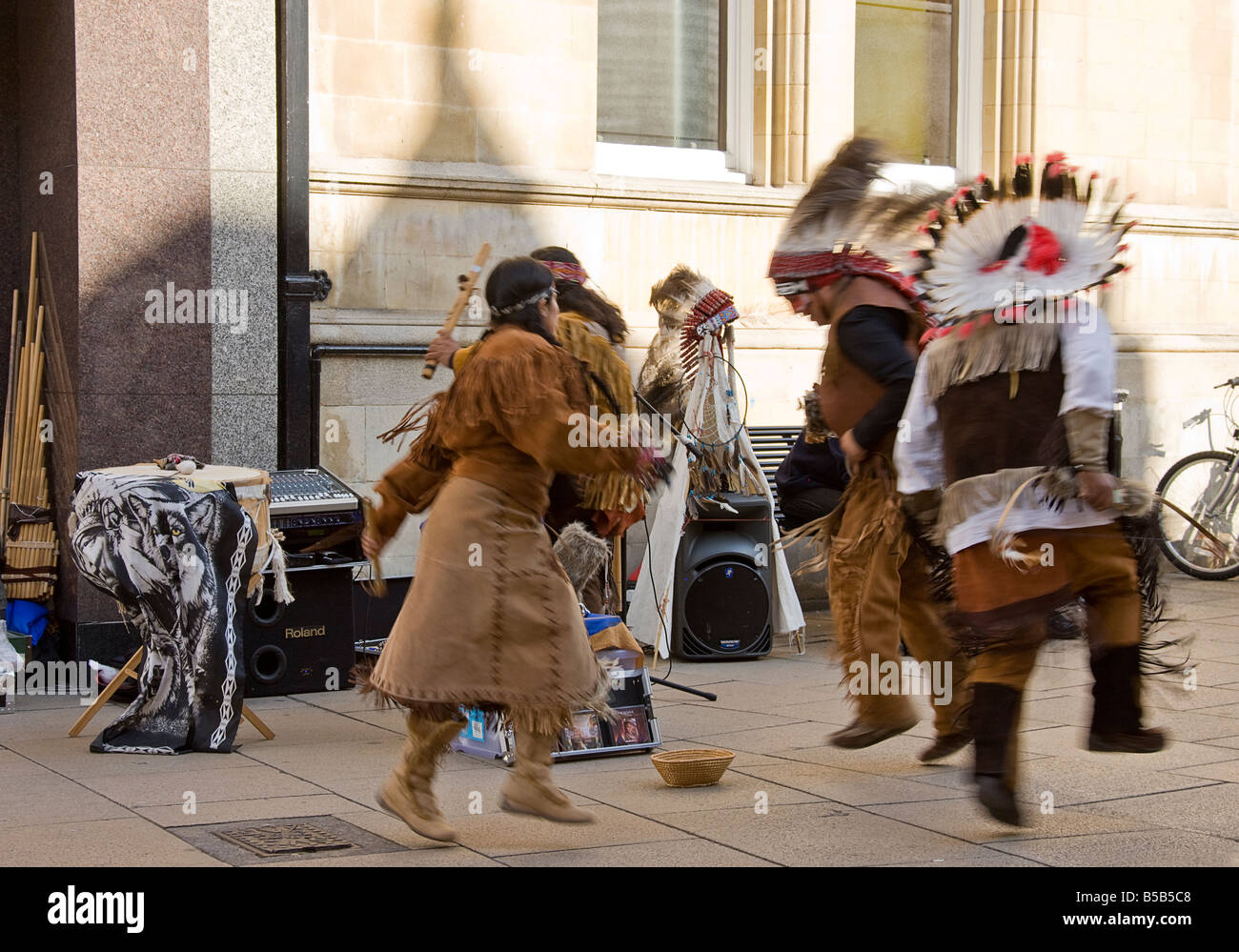 Buskers esecuzione da ballare e cantare in strada. Foto Stock