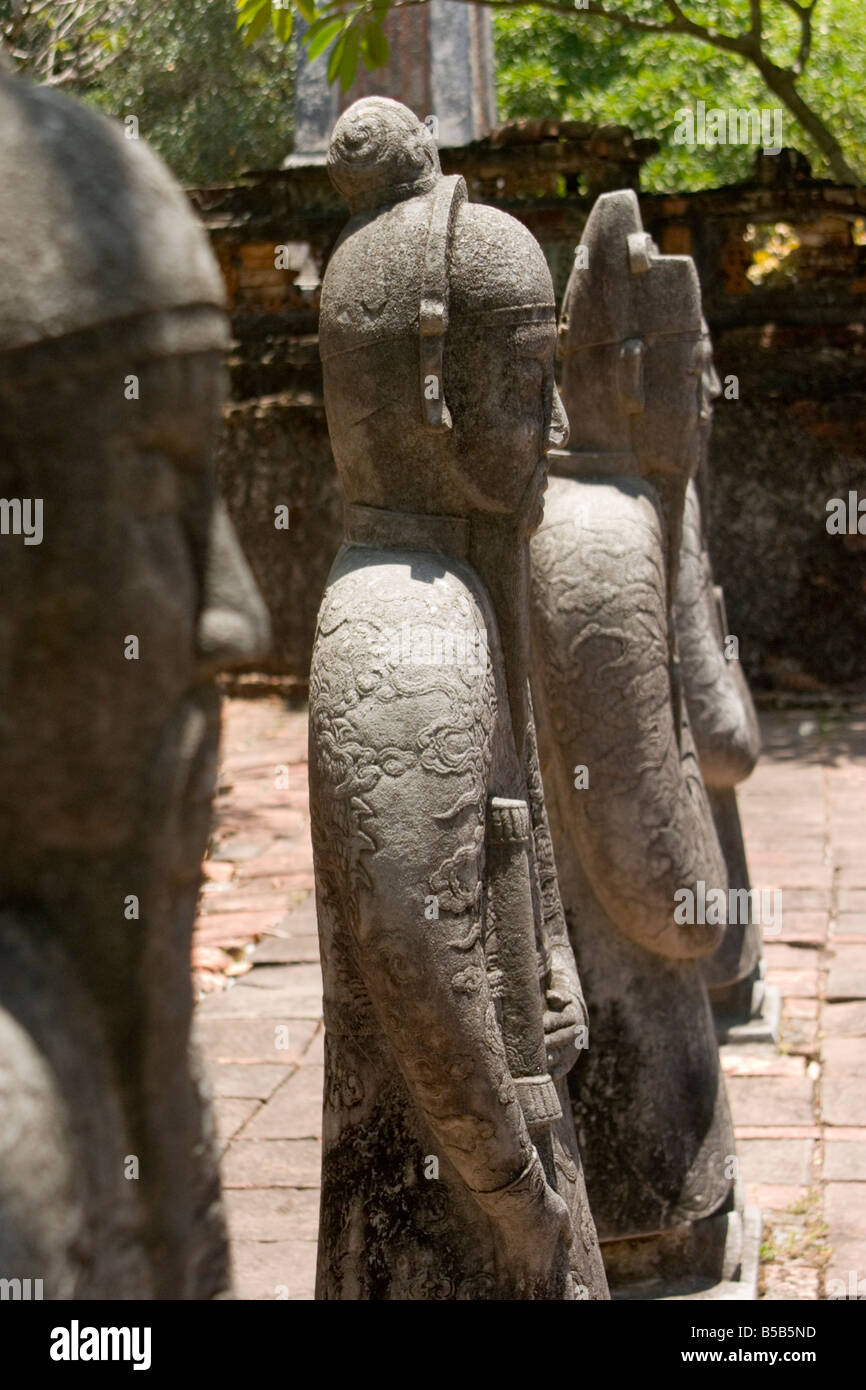 Figure in pietra alla tomba dell'Imperatore Tu Duc vicino a Hue Vietnam Foto Stock