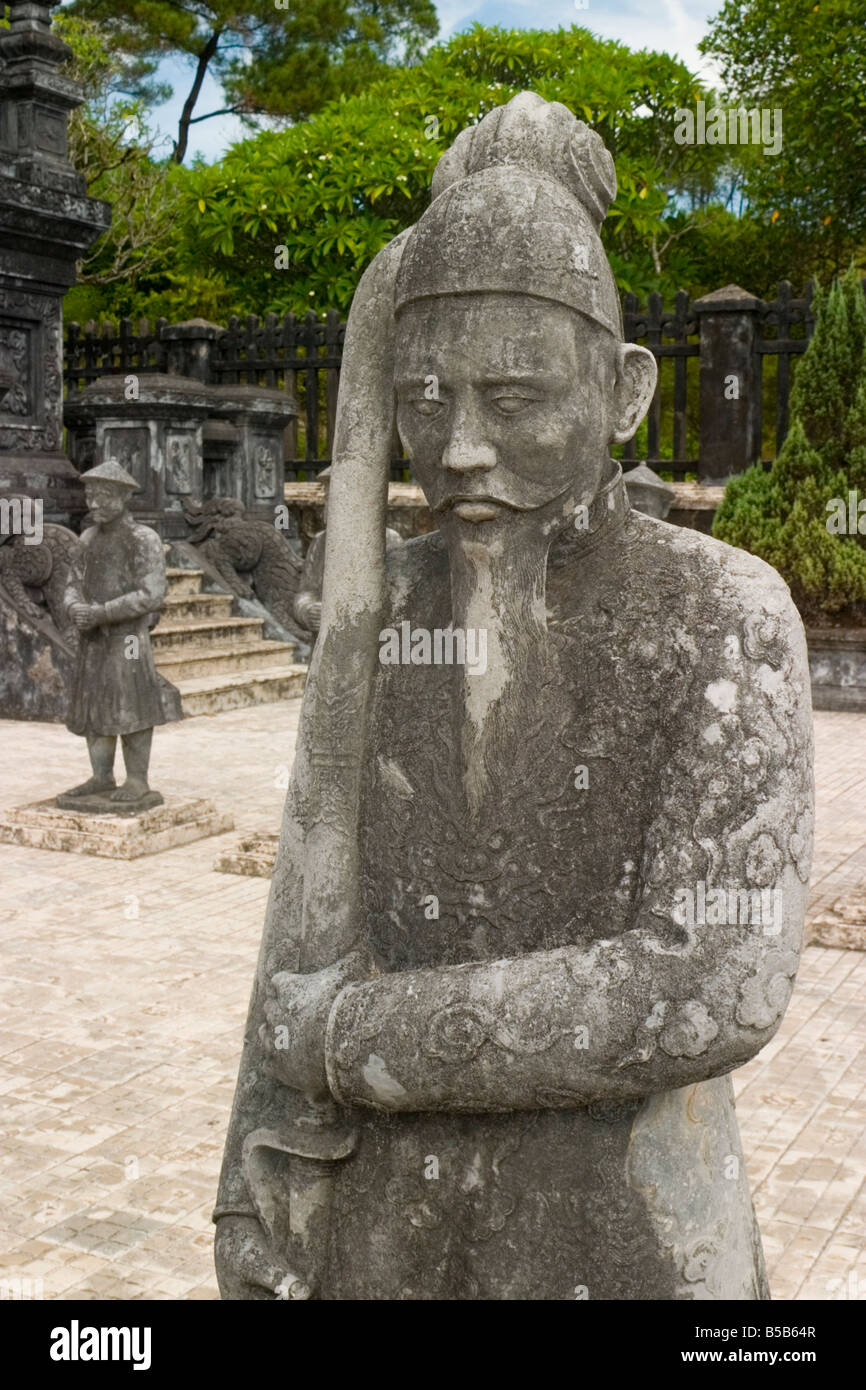 Stone figura alla tomba di Khai Dinh ultimo della dinastia Nguyen mausolei vicino a Hue Vietnam Foto Stock