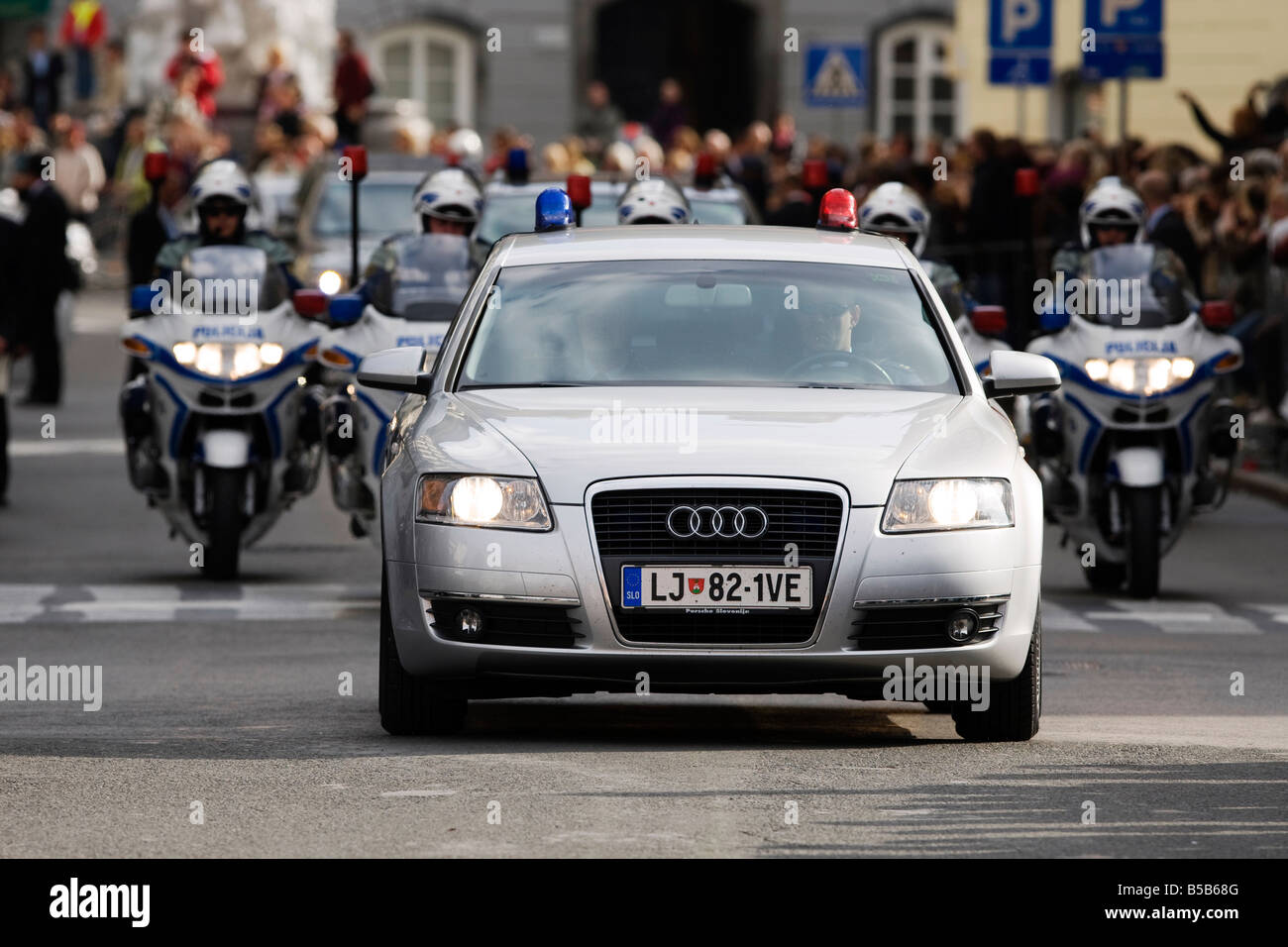 Un VIP di polizia di sicurezza convoglio con moto outriders a Lubiana il capitol di Slovenia Foto Stock