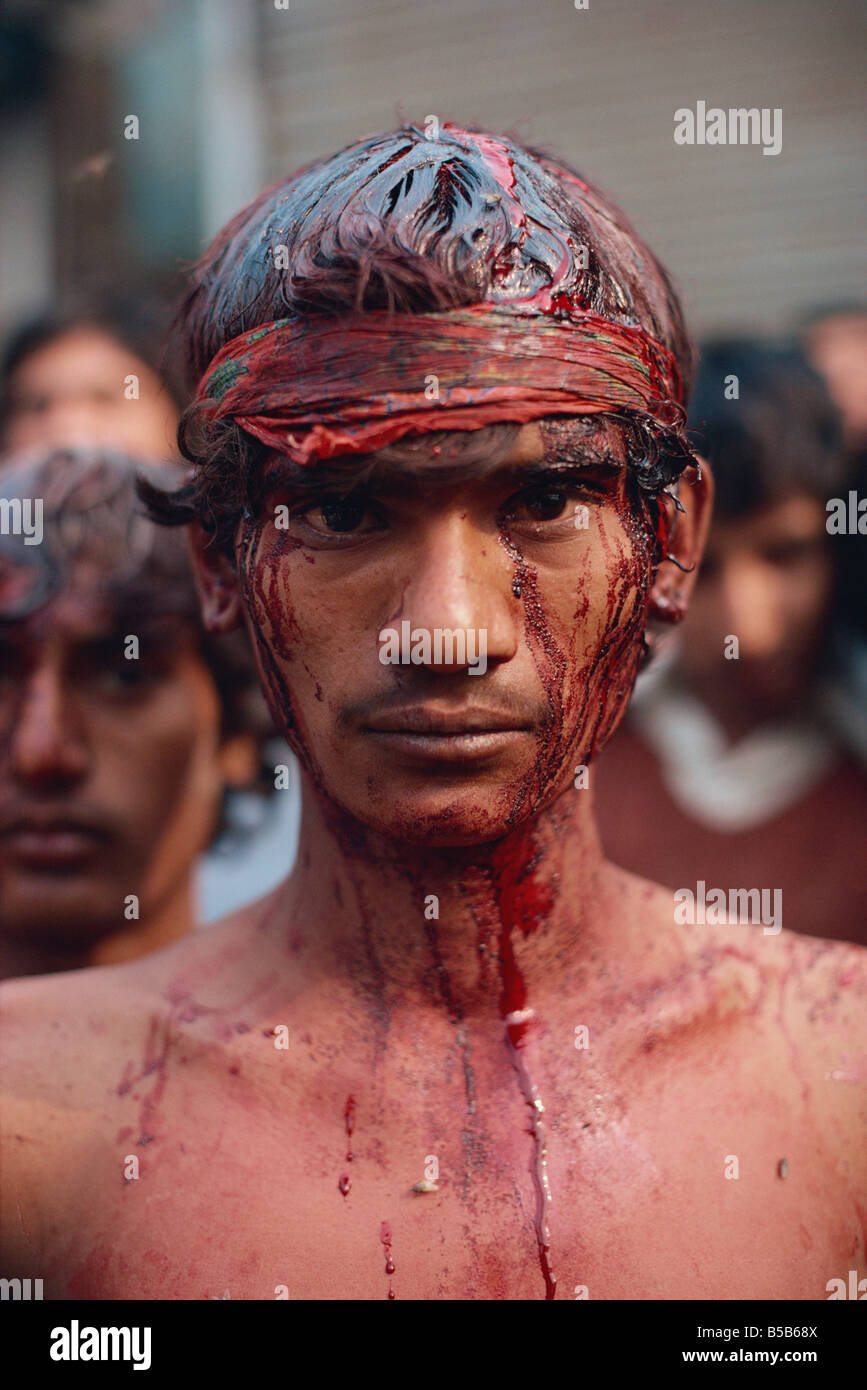 Ritratto di un uomo con testa ferite da battere se stesso con la lama di un coltello, durante Moharran a Lahore Punjab, Pakistan Foto Stock
