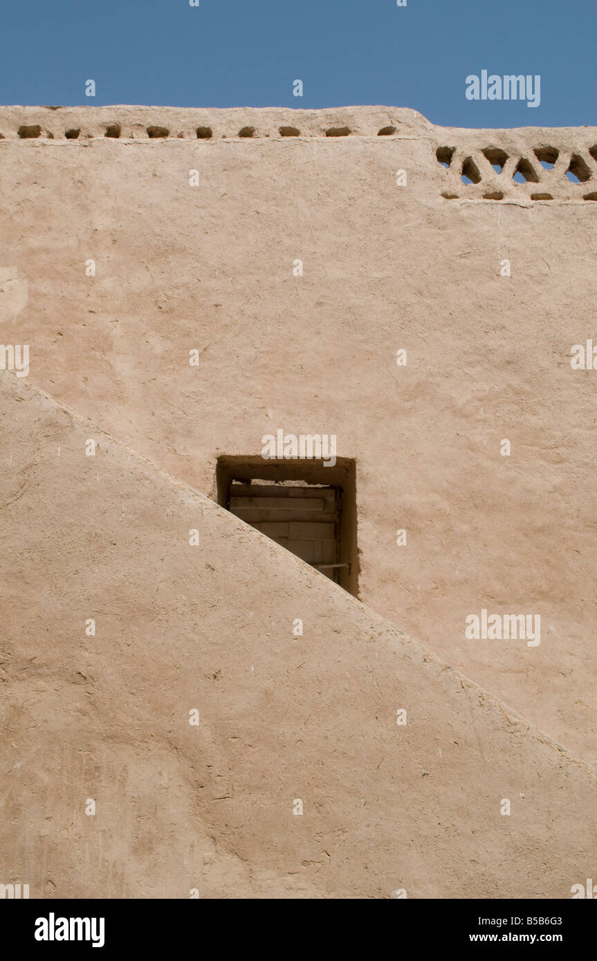 Facciata di un fango di tipica casa di mattoni a Luxor Egitto Foto Stock