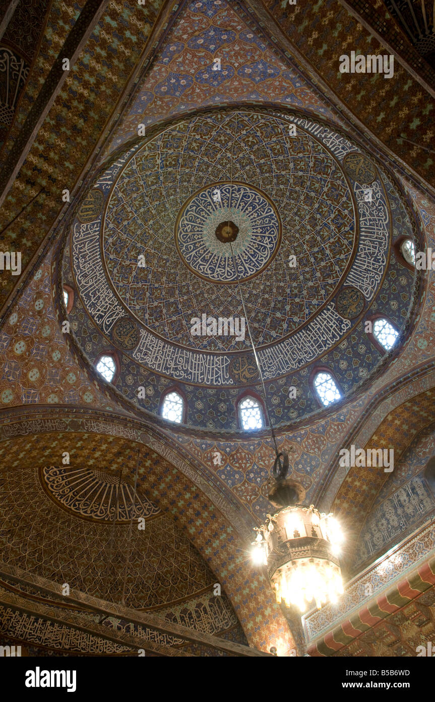 Decorate il soffitto a cupola della moschea di Suleyman Pasha al Khadim a islamica medievale Saladino o Salah ad Din Cittadella sulla collina di Moqattam al Cairo in Egitto Foto Stock