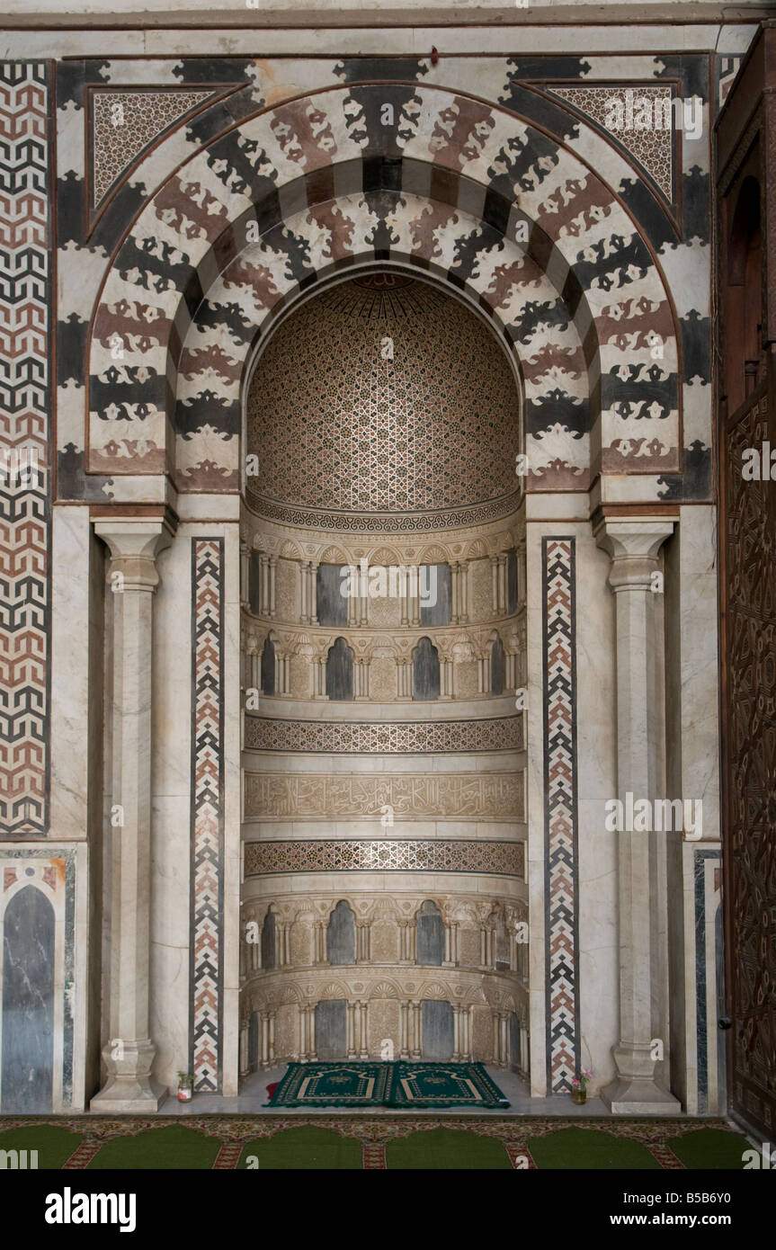 Il Mihrab riccamente piastrellato al Muro di Qibla all'interno del Sultano al-Nasir Moschea di Muhammad ibn Qalawun a Saladin o Cittadella di Salaḥ ad-Dīn Al Cairo Egitto Foto Stock