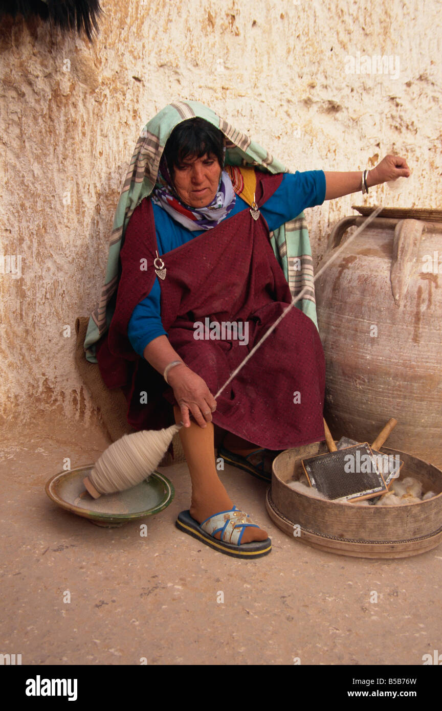 Donna berbera la filatura della lana in casa troglodita Matmata Tunisia Africa del Nord Africa Foto Stock